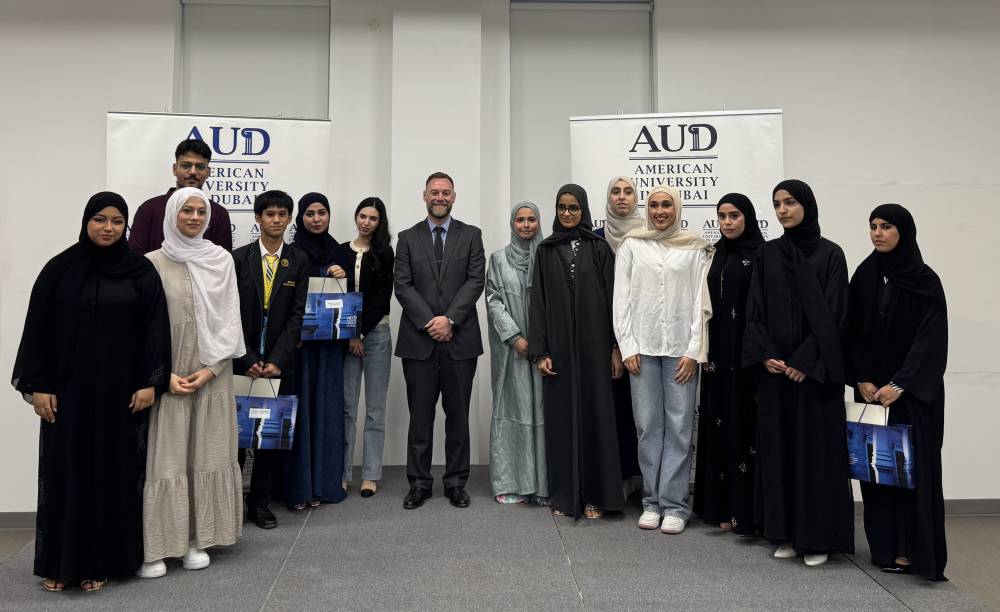 رئيس الجامعة مع الفائزين 