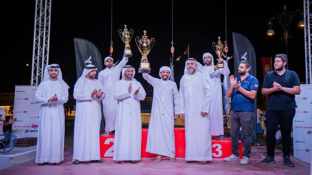 الفائزون بعد تتويجهم