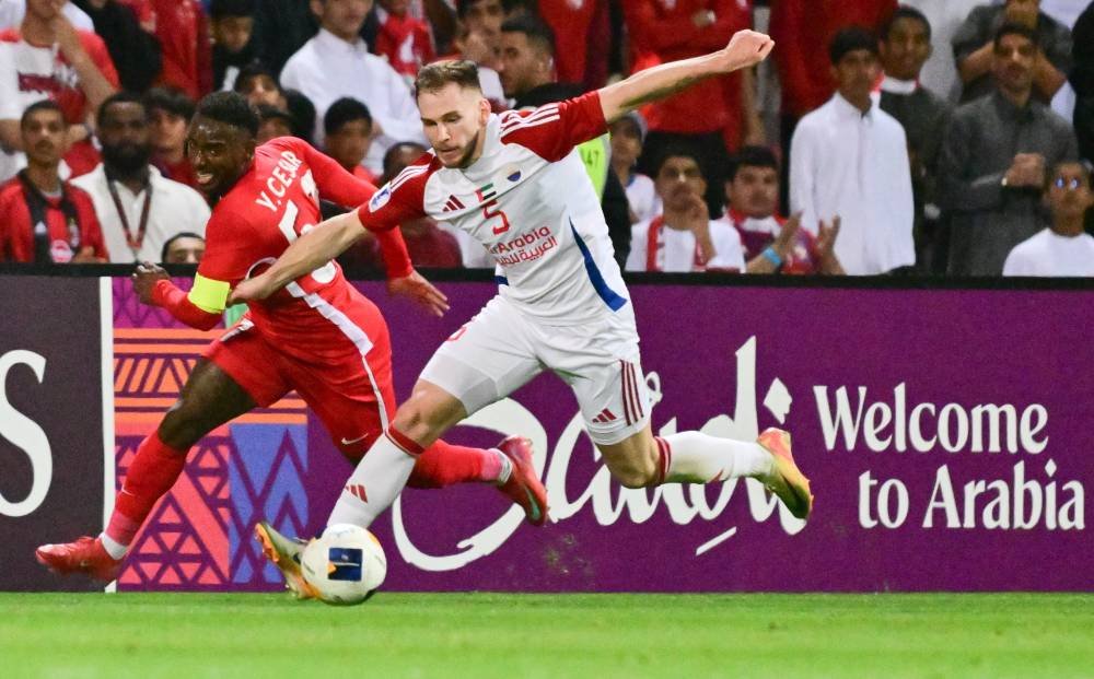 ماورو يحاول إيقاف يوري في مباراة سابقة بين شباب الأهلي والشارقة