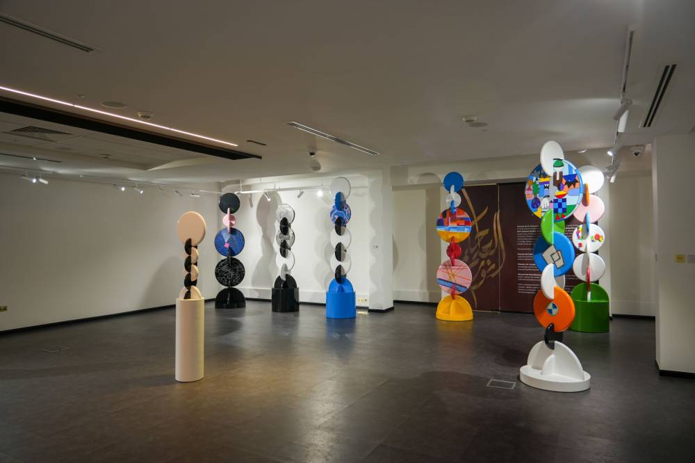 ابتكار تجارب فنية تدمج بين الهوية والتصميم 