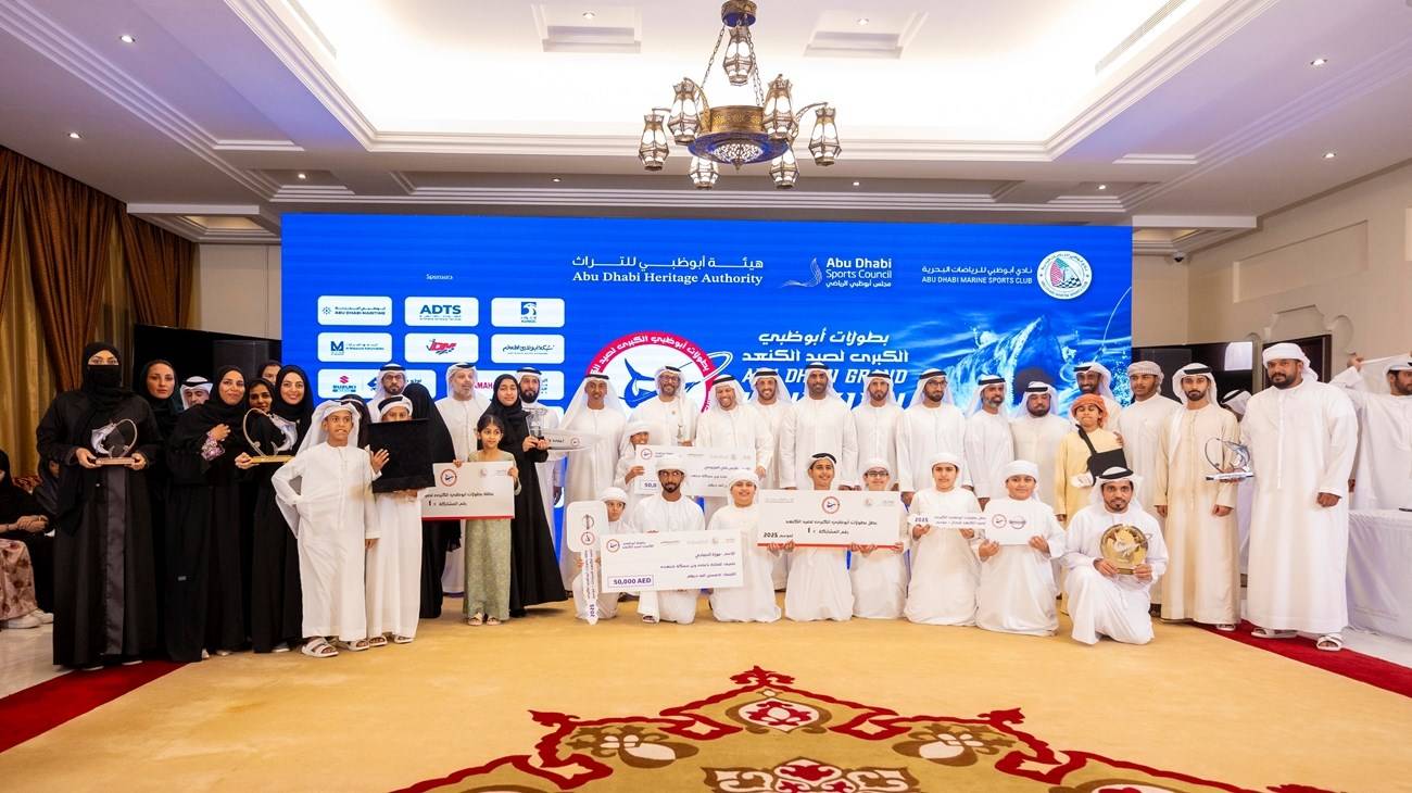 أحمد بن حمدان والمزروعي يتوسطان الفائزين