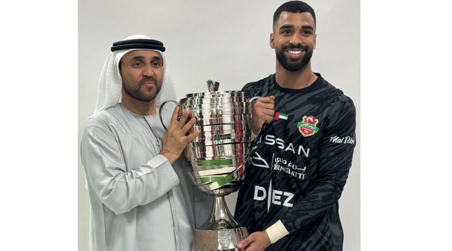 خليفة سليمان وحمد المقبالي يحملان الكأس