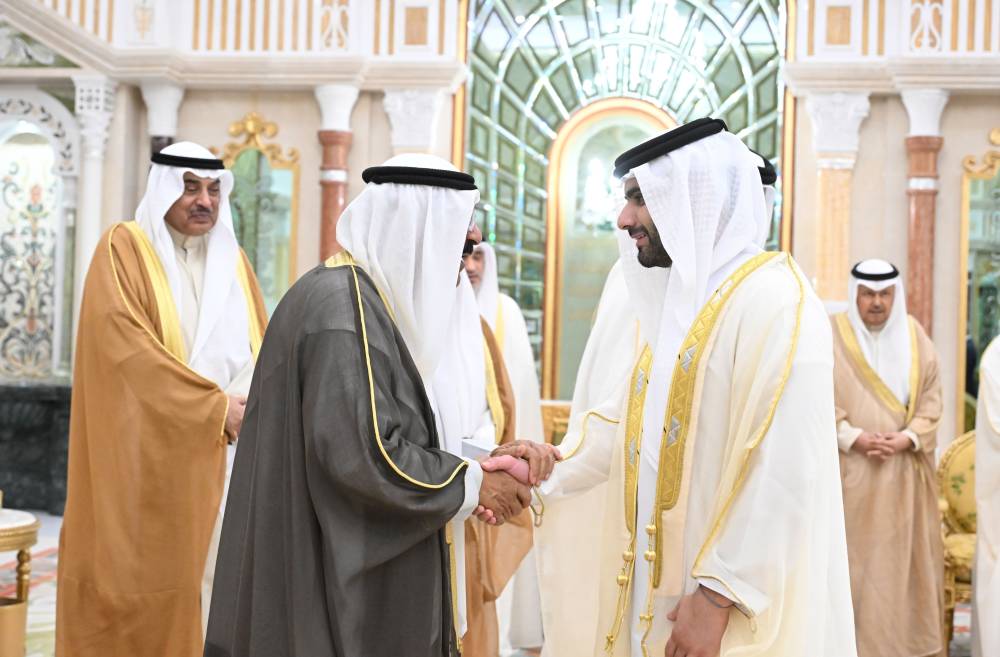 أمير الكويت يستقبل منصور بن محمد ويؤكد عمق الروابط الأخوية بين البلدين