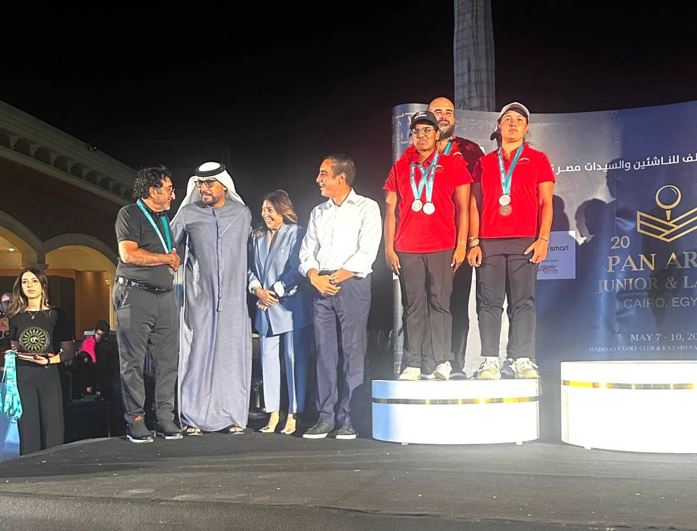 الهاشمي والشامسي خلال تتويج منتخب سيدات الإمارات