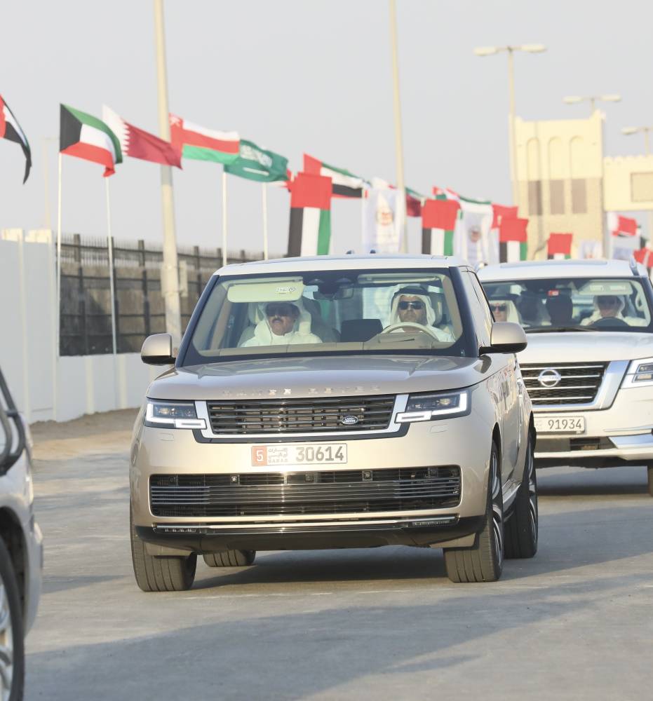 سلطان بن حمدان لدى وصوله لمتابعة السباق