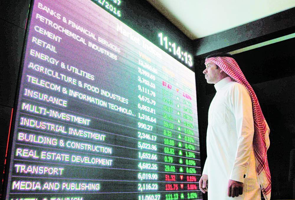 مستثمرون يتابعون حركة التداول في بورصة السعودية  (أرشيفية)
