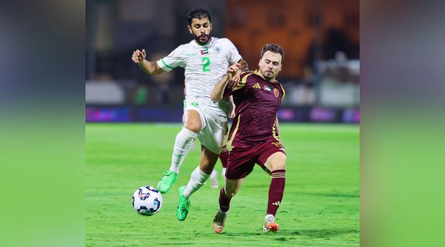 صراع على الكرة في لقاء الوحدة ودبا الحصن