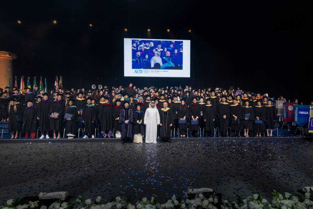 منصور بن محمد يشهد تخريج طلبة الجامعة الأمريكية في دبي