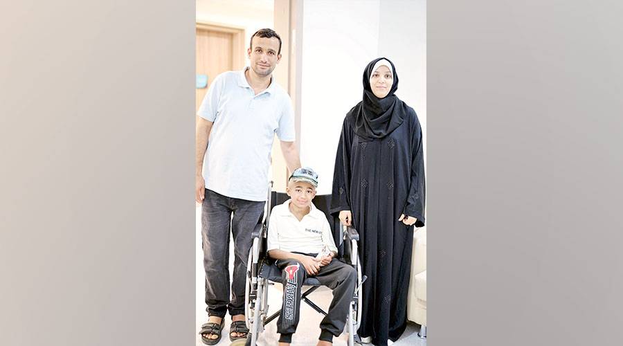 الطفل وأسرته عقب تلقيه العلاج في المستشف