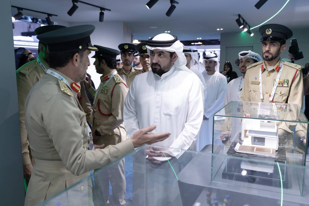أحمد بن محمد مستمعاً إلى شرح من عبدالله المري