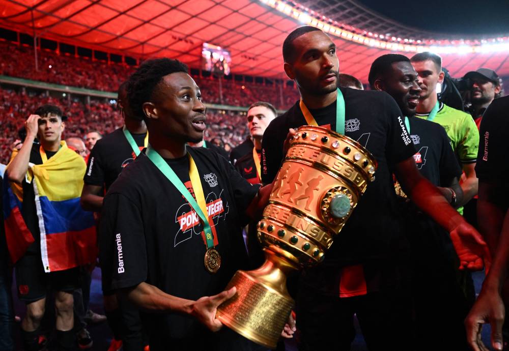 فريمبونغ يحتفل مع ليفركوزن الموسم الماضي