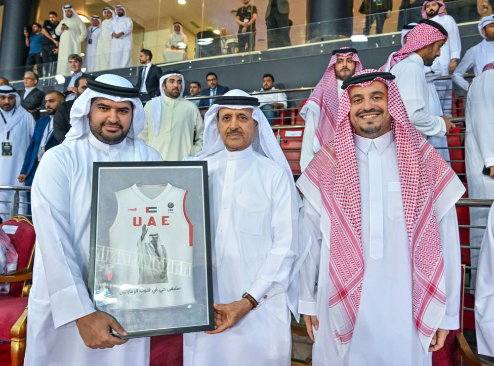 القرقاوي يهدي عيسى بن علي هدية تذكارية