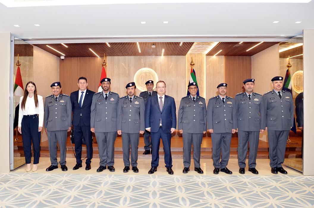قائد شرطة أبوظبي يبحث التعاون مع وزير الداخلية الصربي