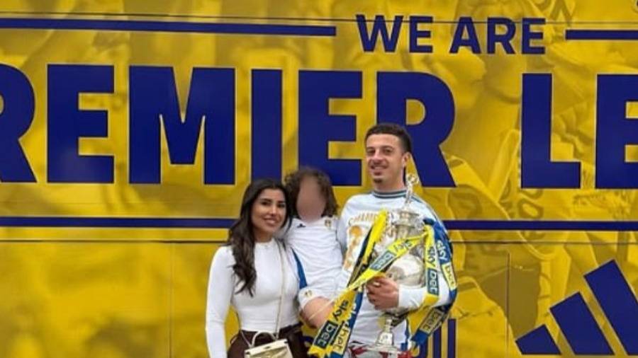 أمبادو مع خطيبته وابنهما