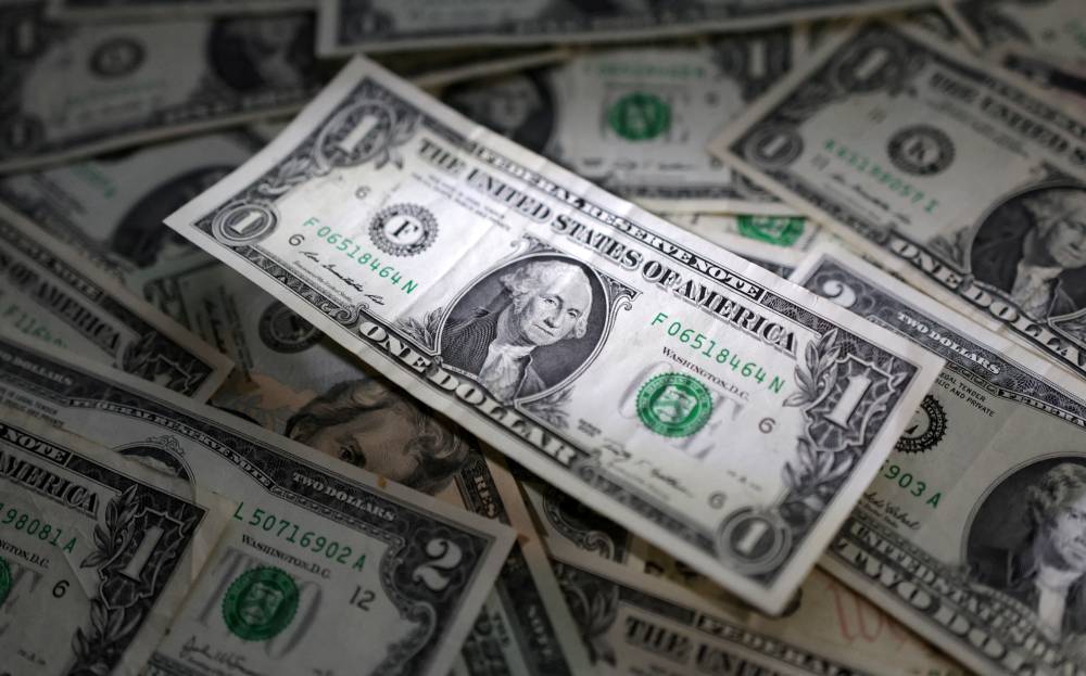 أوراق نقدية من الدولار الأمريكي (رويترز) 