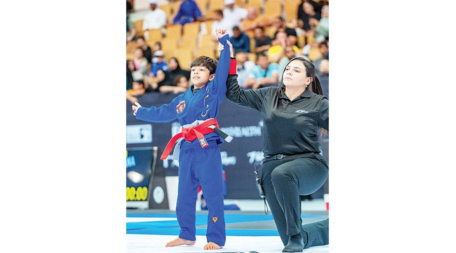 ناشئ يحتفل بفوزه