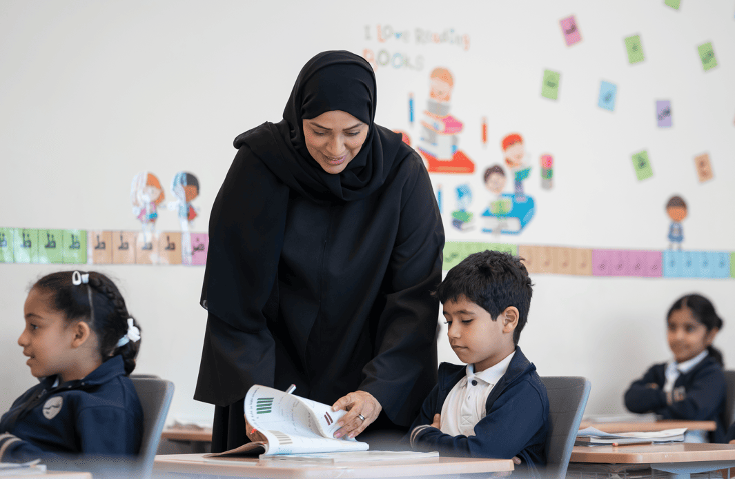 للمعلم الإماراتي دور محوري في ترسيخ الهُويّة الوطنية 