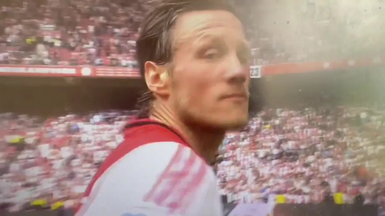 ويغهورست ينظر للمصور قبل صفع الكاميرا 