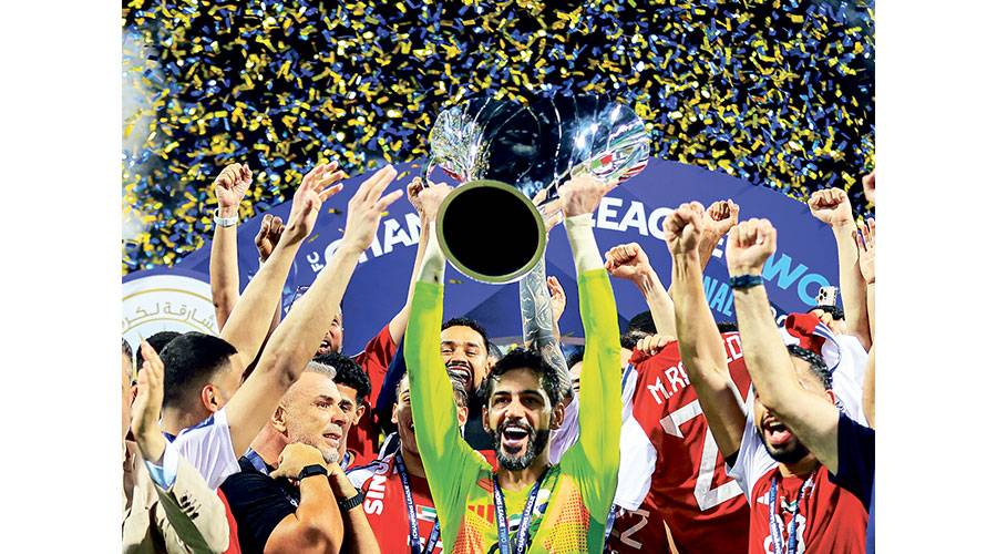 عادل الحوسني يحمل كأس آسيا