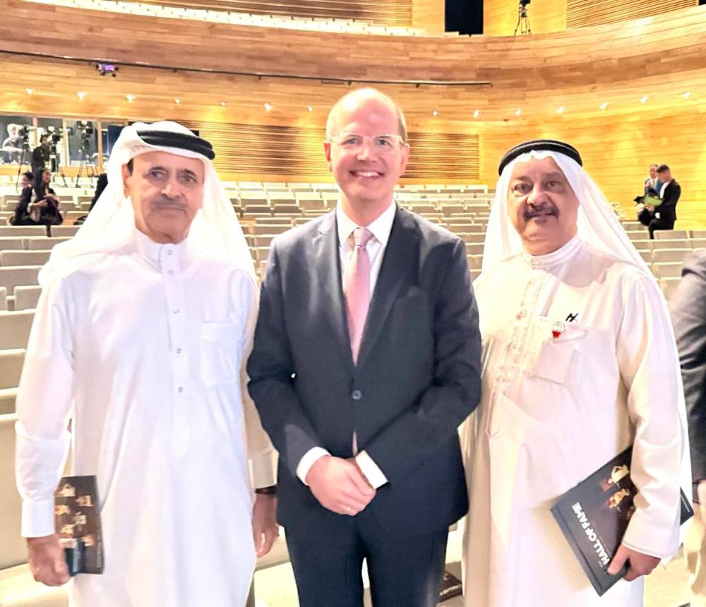 القرقاوي وأندرياس أمين عام الاتحاد الدولي خلال كونغرس البحرين