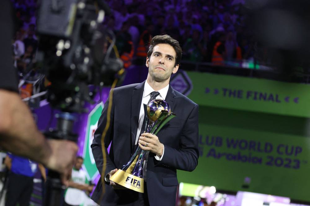 كاكا يحمل كأس مونديال الأندية في 2023