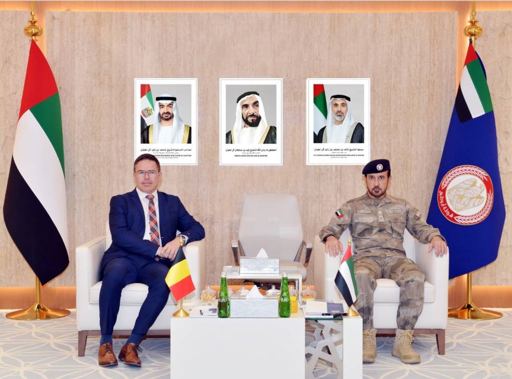 قائد شرطة أبوظبي ومفوض الشرطة البلجيكية يبحثان تعزيز التعاون