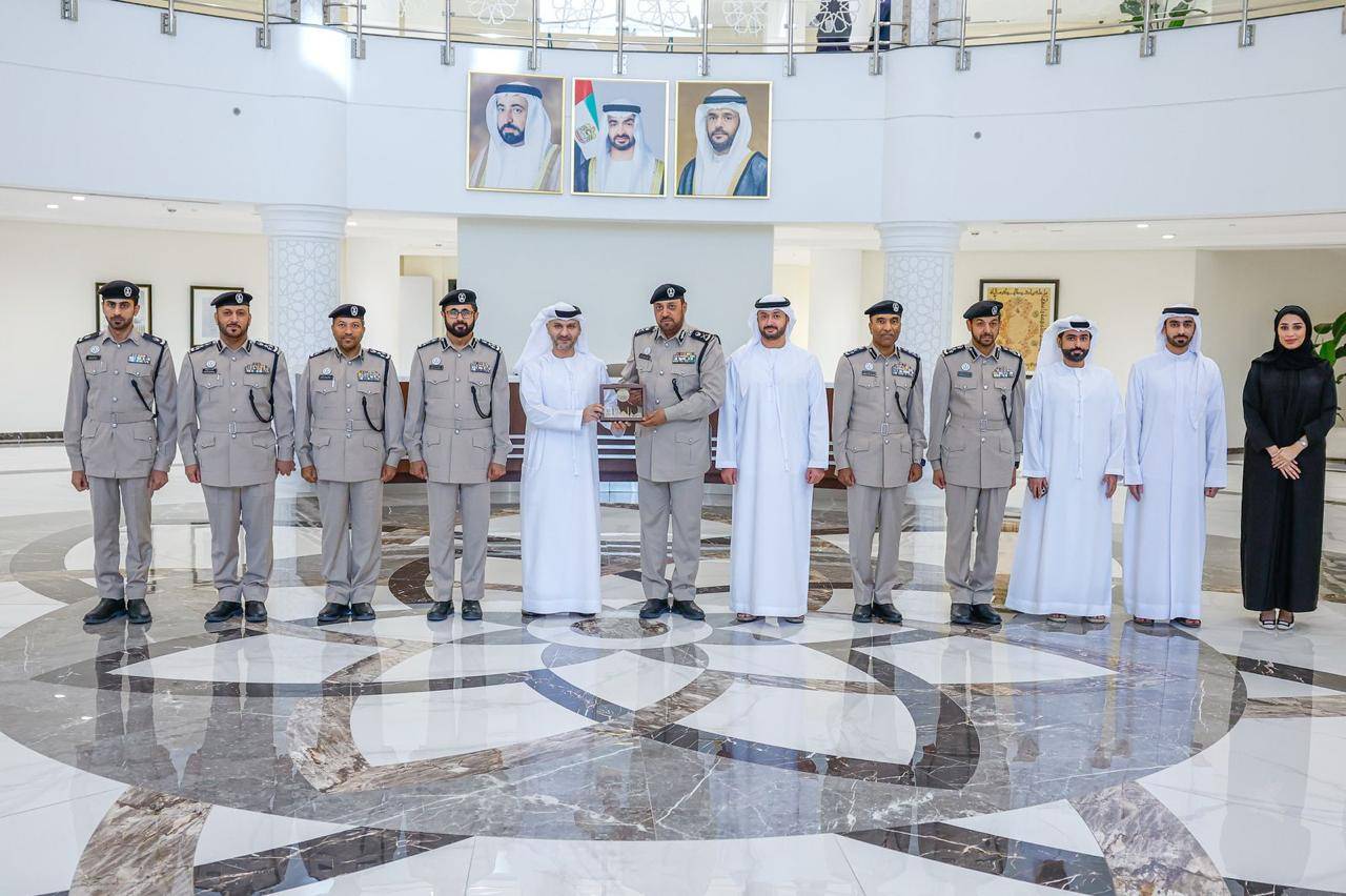 قائد شرطة الشارقة يكرم الدائرة القانونية تثميناً لجهودها المتميزة