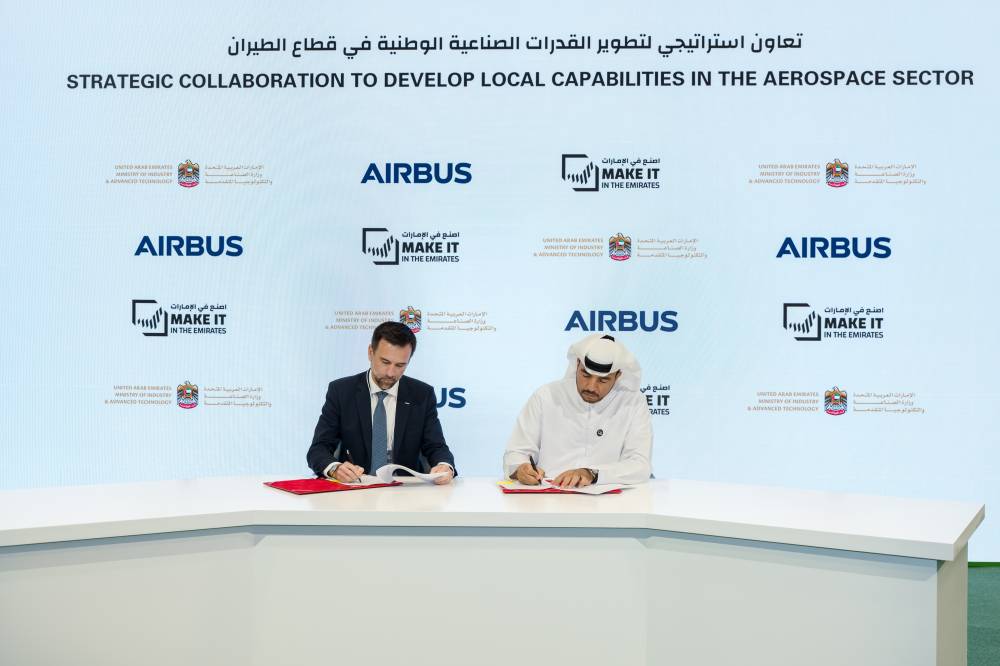 عمر صوينع السويدي وغابرييل سيميلاس خلال توقيع مذكرة التفاهم