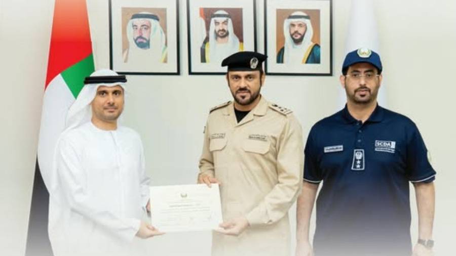 «دفاع مدني الشارقة» يكرم مواطناً أنقذ مسنة وعاملة من حريق منزلهما