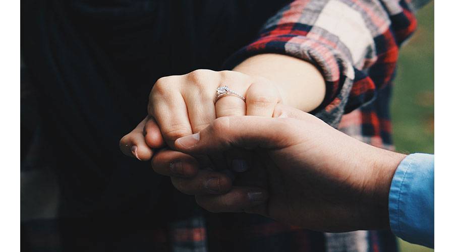 تعرف إلى مصير الهدايا بين الخاطبين عند فسخ الخطبة حسب القانون؟