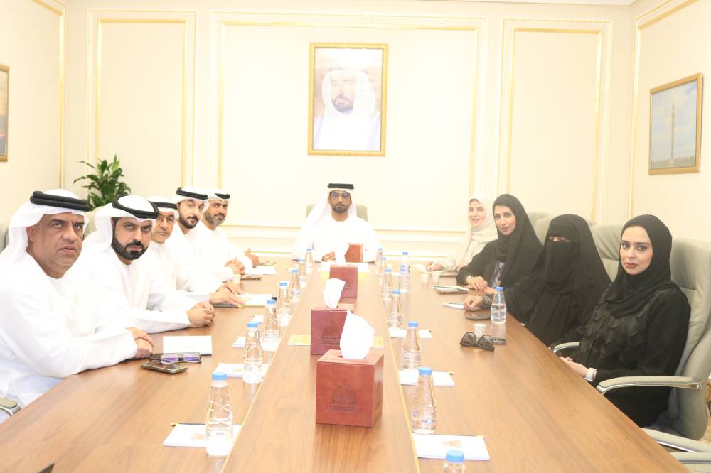  راشد بن هويدن خلال ترؤسه الاجتماع 