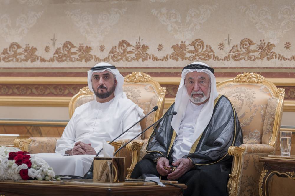 سلطان يتحدث للاعبين بحضور محمد بن سعود