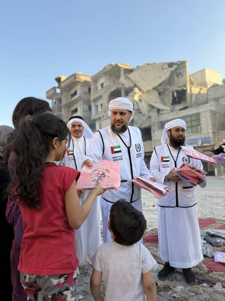 خالد الخاجة خلال توزيع المساعدات على المحتاجين