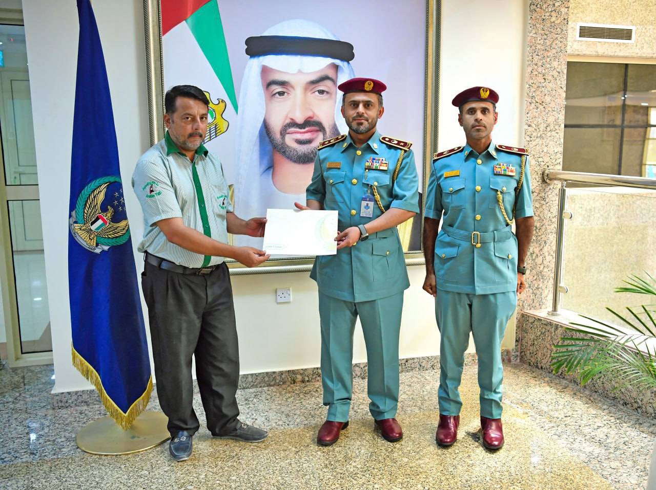 شرطة عجمان تكرم سائق أجرة 