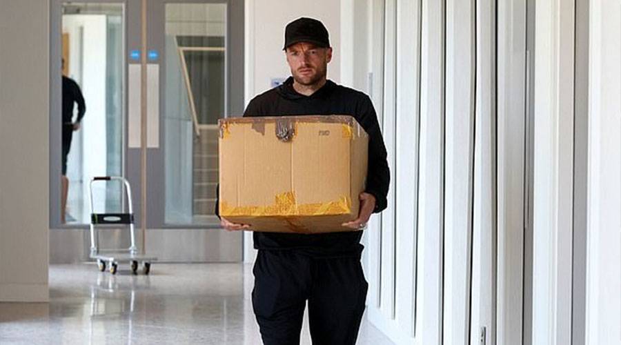 فاردي يحمل صندوق أغراضه