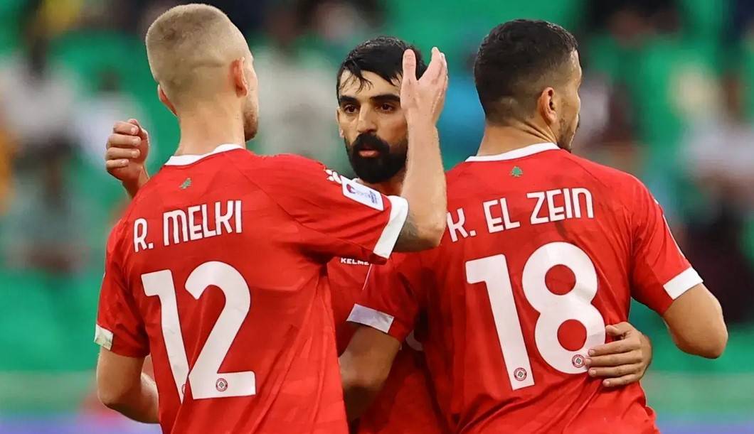 طعنة سكين تهز الدوري اللبناني.. لاعب يتعرض لاعتداء دموي بعد المباراة (فيديو)