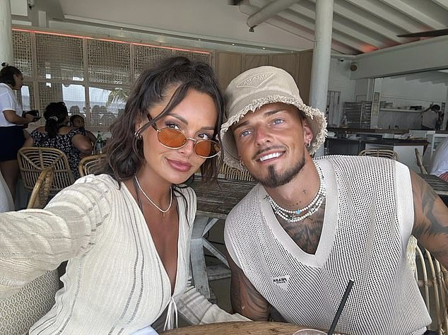 وايت مع زوجته ميلي