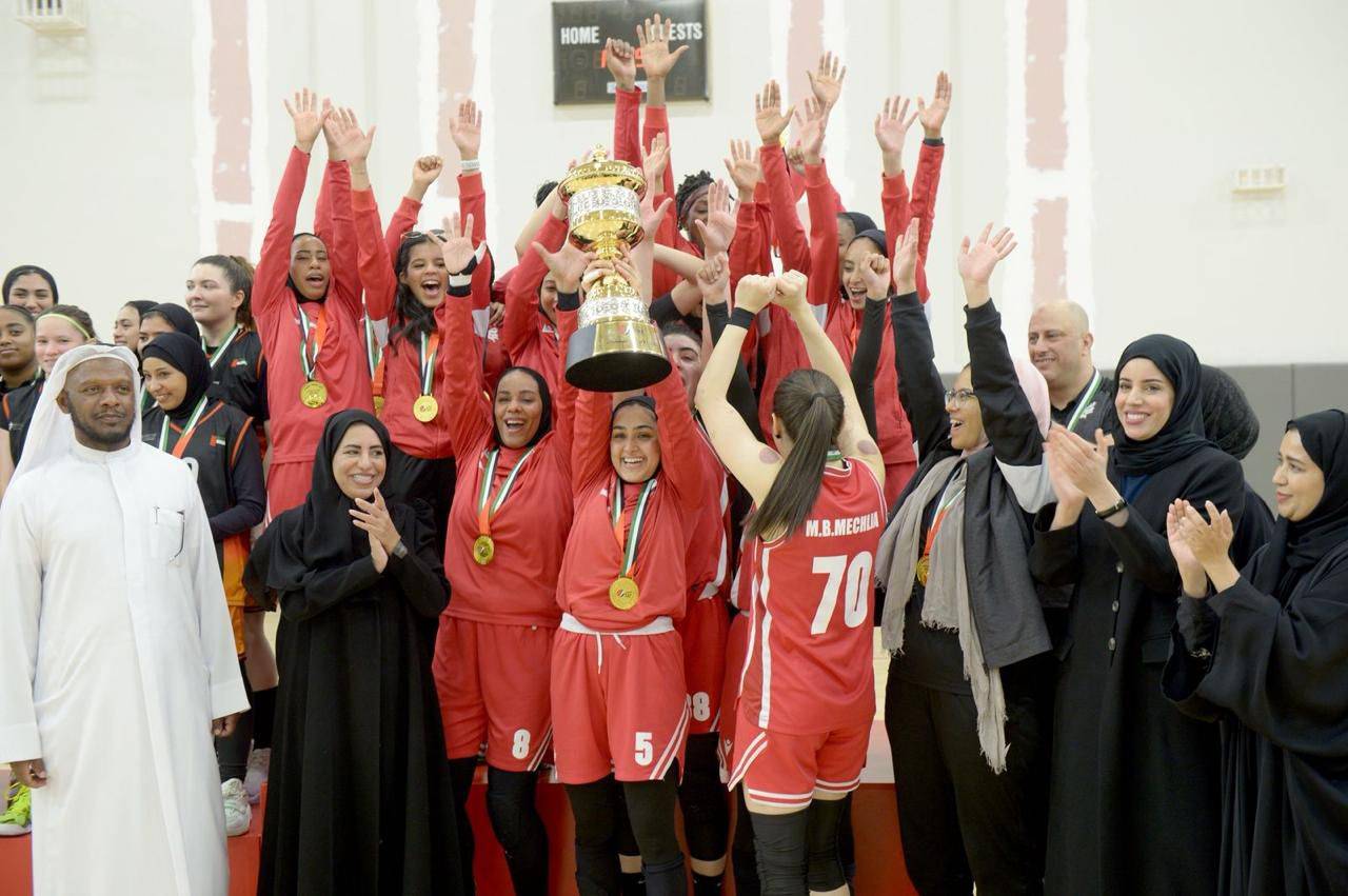 لاعبات فريق الشارقة للمرأة يحتفلن بكأس الدوري