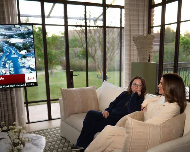 الملكة رانيا تعلن للأردنيين إصابتها بآلام الظهر «ديسك»