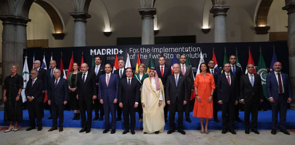  وزير الخارجية الإسباني (وسط) مع نظرائه العرب والأوروبيين المشاركين في اجتماع مدريد (ا ف ب)