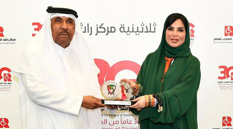 ناصر الرزوقي يهدي مريم عثمان درع الاتحاد