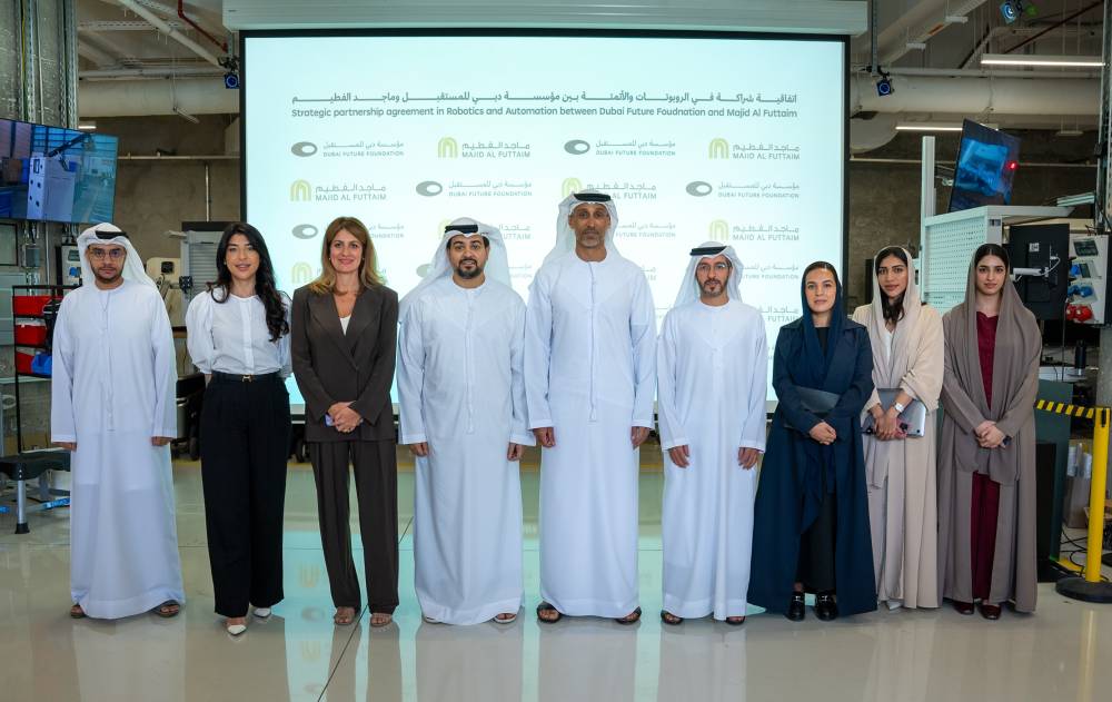 تعاون بين «دبي للمستقبل» و«ماجد الفطيم» لتوظيف الروبوتات