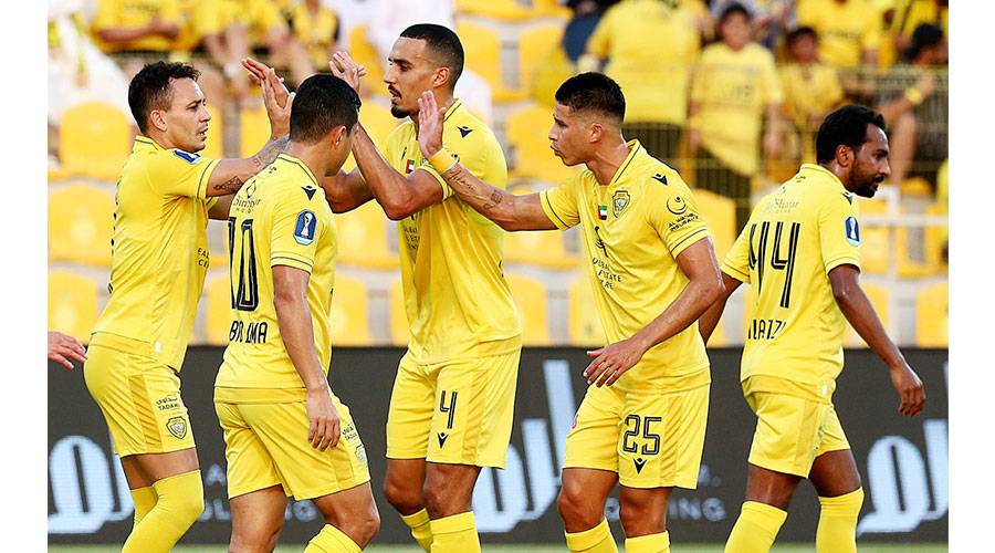 كايو يحتفل مع لاعبي الوصل في مناسبة سابقة