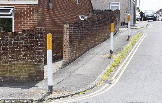 «سجائر» حديدية في طرقات بلدة بريطانية