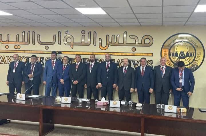 مرشحون لرئاسة الحكومة الليبية الجديدة خلال حضورهم جلسة البرلمان (وال)