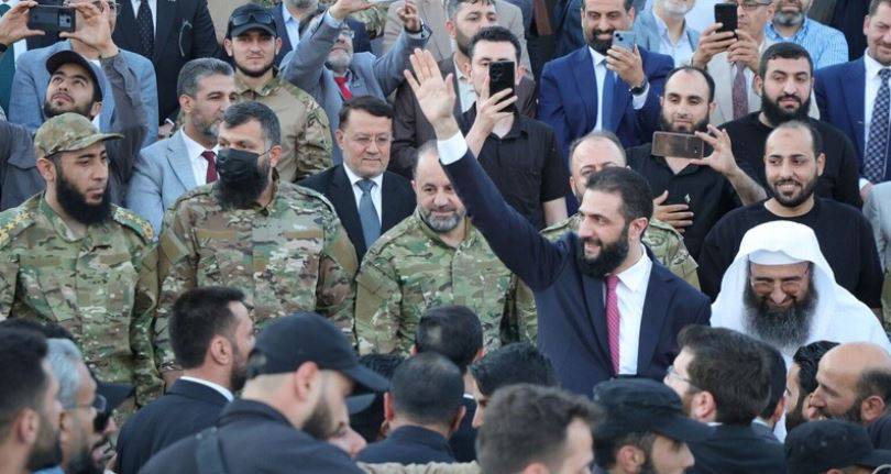 الشرع يبكي تأثراً بمقطع «وعد حلب» (فيديو)