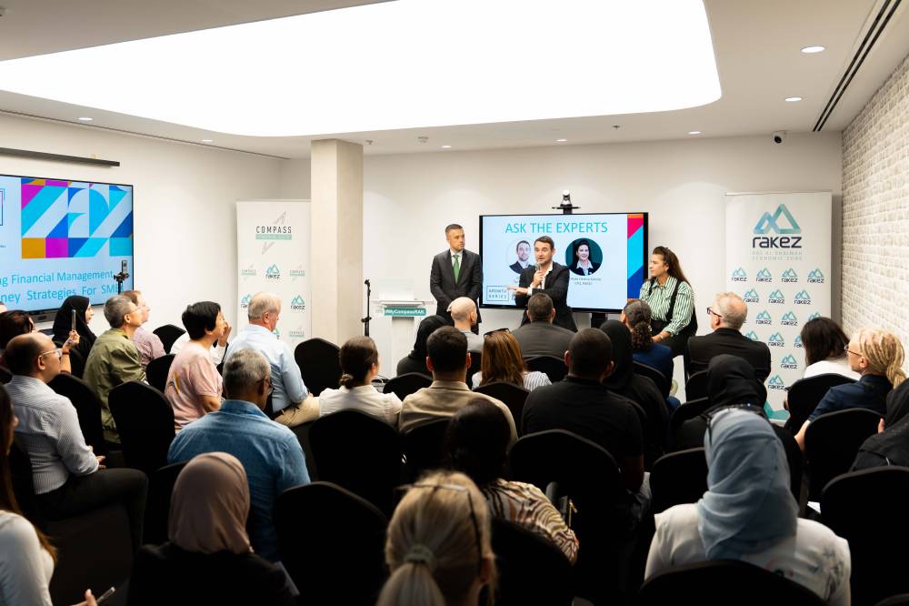 ندوة حول الاستراتيجيات ا لمالية الذكية للشركات في  مركز كومباس للأعمال الت ابع لراكز