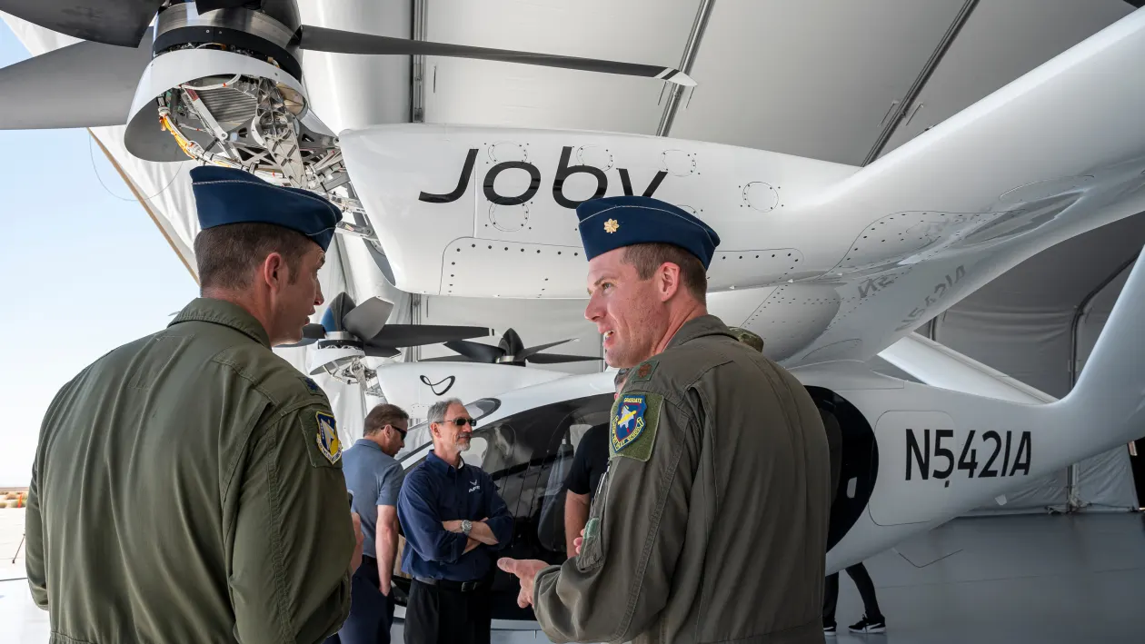 أمام طائرة تابعة لـ 