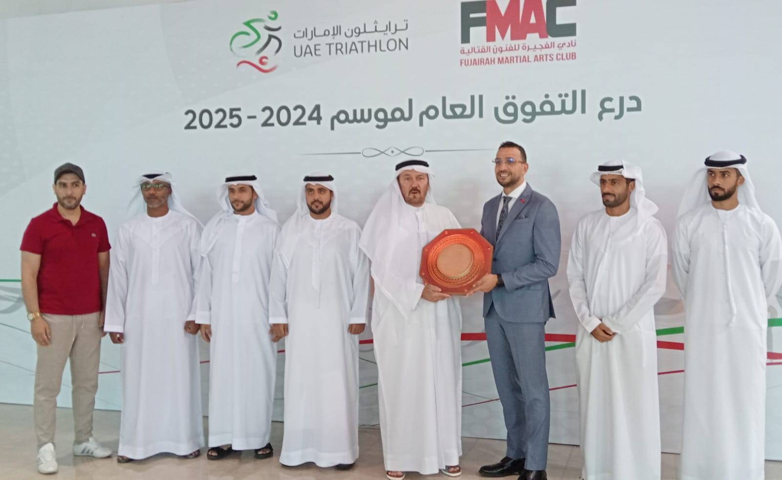 عبد الملك جاني وأبو شاويش خلال تسلم درع التفوق
