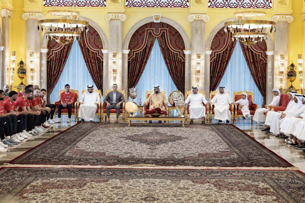 محمد بن راشد يتحدث للاعبين بحضور مكتوم بن محمد وأحمد بن محمد وخليفة سليمان